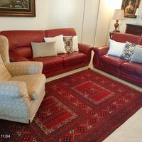 Ambiente completo di divani, tappeto e bergere 