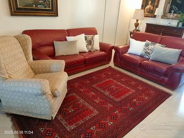 Ambiente completo di divani, tappeto e bergere 