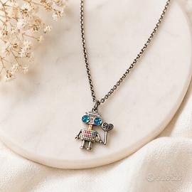 Fashion: collana ciondolo robot, accessori capelli