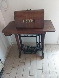 cucitrice d'epoca a pedale NECCHI
