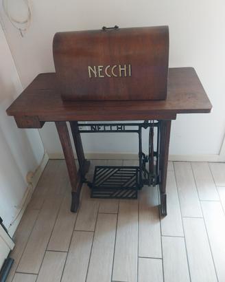 cucitrice d'epoca a pedale NECCHI