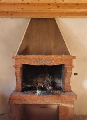 Rivestimento camino in marmo rosso di Asiago 