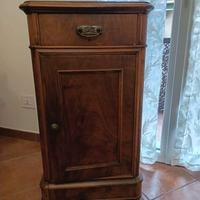 Comodino in legno colore noce