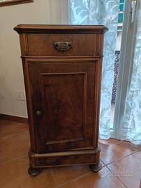 Comodino in legno colore noce