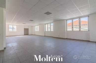 Immobile di 200 m² con 1 locale a Lecco