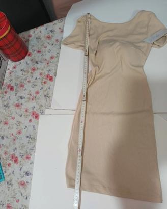 abito midi a costine color crema con maniche corte