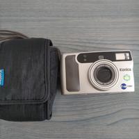 machina fotografica Konica con pellicola 