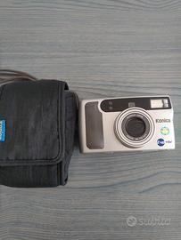 machina fotografica Konica con pellicola 