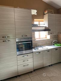 Cucina con tavolo e sedie