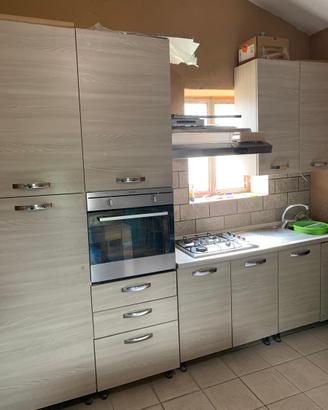 Cucina con tavolo e sedie