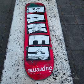 tavola skateboard baker con adesivo supreme -usata