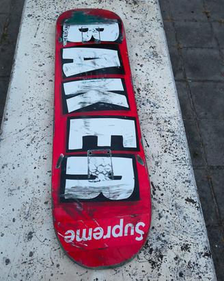 tavola skateboard baker con adesivo supreme -usata