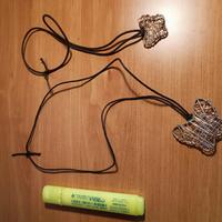 Due collanine con ciondolo a forma di farfalla