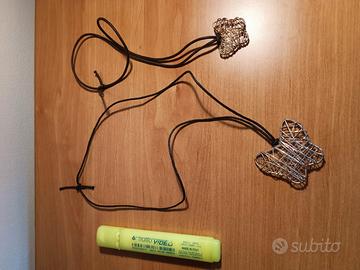 Due collanine con ciondolo a forma di farfalla