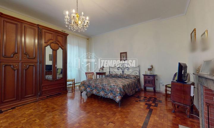 AMPIO QUADRILOCALE PIANO ALTO IN CENTRO!!