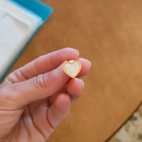 Orecchino dorato con cuore di madreperla