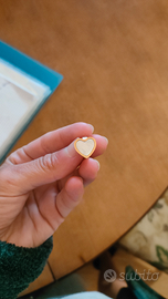 Orecchino dorato con cuore di madreperla