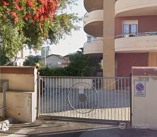 Box auto con serranda elettrica via del Platano