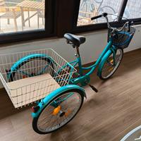 bici a tre ruote con cesto posteriore 