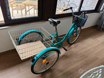 bici a tre ruote con cesto posteriore 