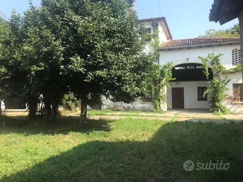 Rustico / Casale di 250 m² con più di 5 locali a R - Vista 4