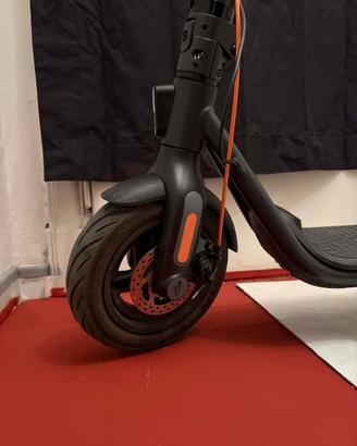 ninebot F2 PLUS 40 km  di autonomia