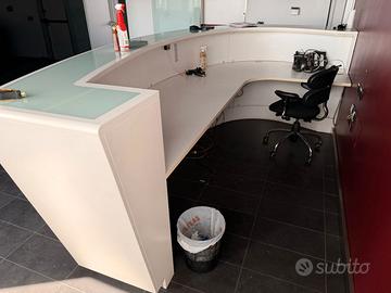 Bancone Reception Curvo Professionale con Piano in