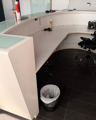 Bancone Reception Curvo Professionale con Piano in