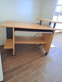 Scrivania in legno