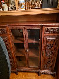 Credenza in legno intagliata in stile orientale 