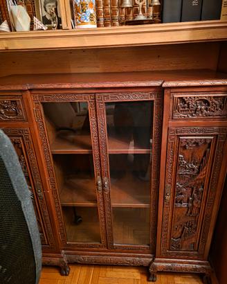 Credenza in legno intagliata in stile orientale 