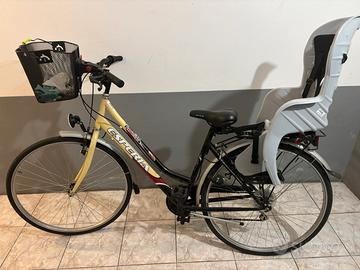 Bicicletta con seggiolino e cestino