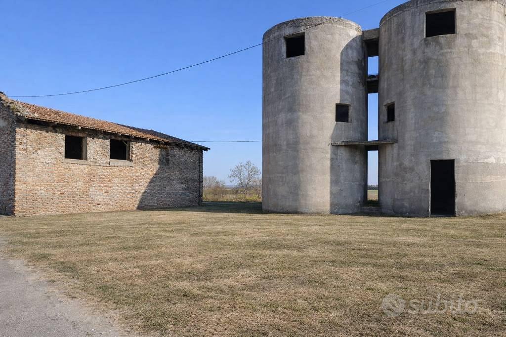 Rustico / Casale di 513 m² con più di 5 locali a C - Vista 4