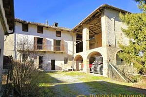 Rustico / Casale di 350 m² con più di 5 locali e b