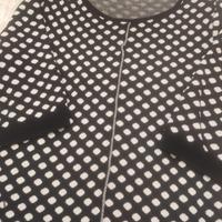 Vestito in lana bianco e nero.