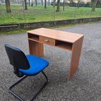 Scrivania e poltrona 
