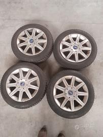 Gomme invernali e cerchi in lega con 5 buĺloni