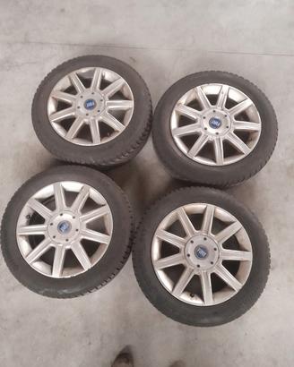 Gomme invernali e cerchi in lega con 5 buĺloni