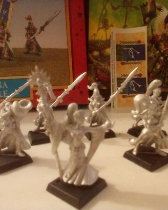 Warhammer - La Regina Eterna e le sue ancelle