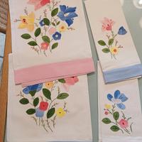 set di asciugamani con ricamo