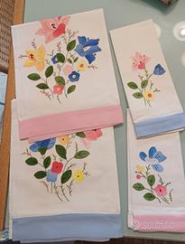 set di asciugamani con ricamo