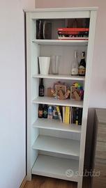 Libreria in legno con mensole