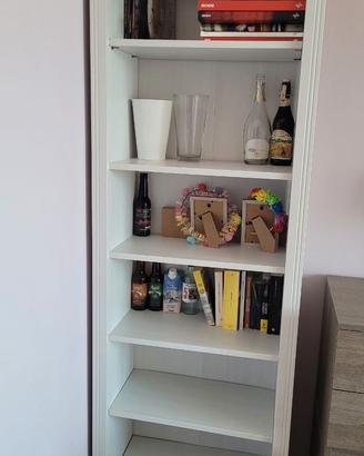 Libreria in legno con mensole