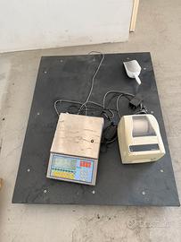 Bilancia con pedana e etichettatrice