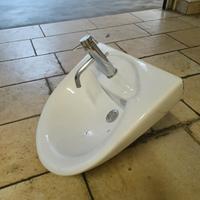 lavandino con miscelatore