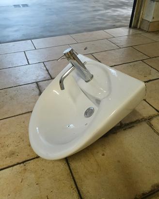 lavandino con miscelatore