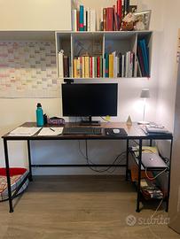 Scrivania elegante e funzionale