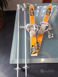 Sci e bastoncini da bambina