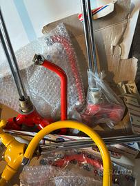 Rubinetti rossi e gialli