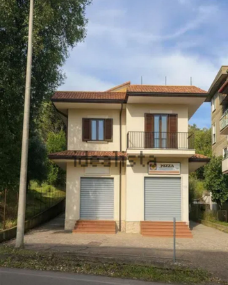 Locale commerciale di 200 mq con ampio parcheggio